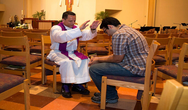 Catholic Students Show Strong Engagement With Faith Principles, Survey Finds