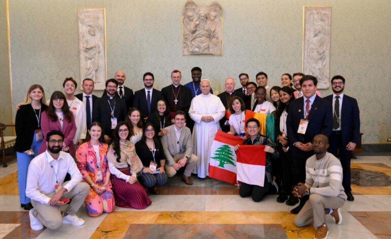 Pope Leo XIV Encourages Young People to Live Faith Together, Not in Isolation