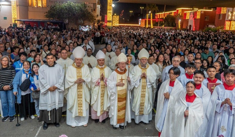 Cardinal Tagle Brings Papal Closeness to Migrant Church in Arabia