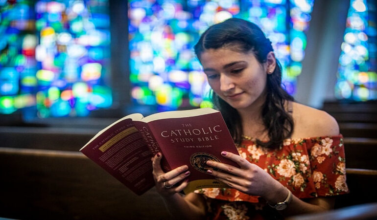 Young Catholics Turn to Lectio Divina as Prayer Movement Spreads Across Continents
