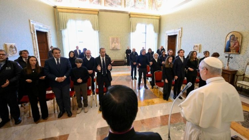 Pope Leo Offers Quiet Consolation to Grieving Families