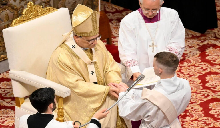 Pope urges Spanish priests to deepen holiness amid secular challenges