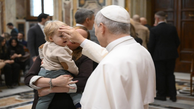 Pope thanks Vatican staff for quiet service that supports faith and prayer.