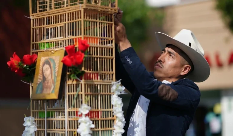 Holy Week Tradition in Mexico Sees Bird Vendors Carry Symbolic Towers Through Streets Amid Growing Debate