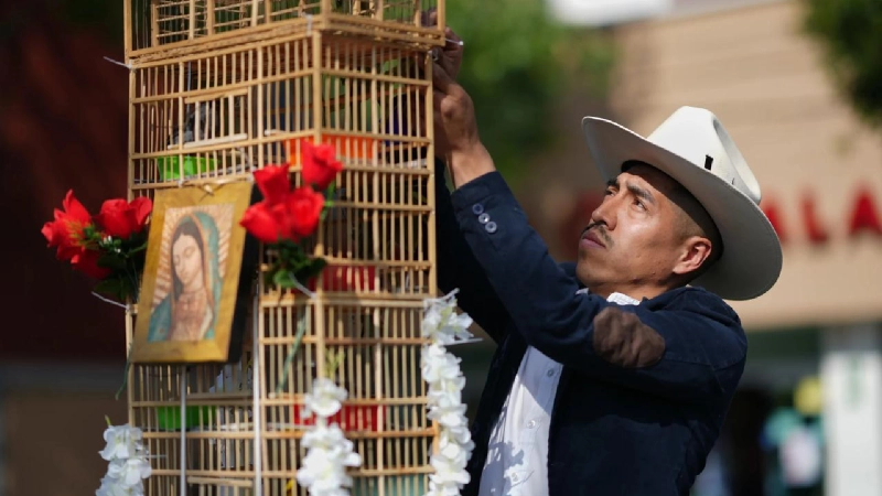 Holy Week Tradition in Mexico Sees Bird Vendors Carry Symbolic Towers Through Streets Amid Growing Debate