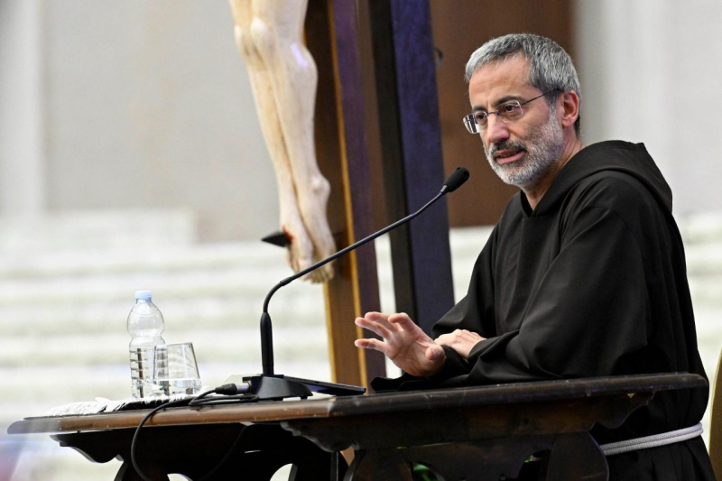 Papal Preacher Says Humble Love Can Build Peace Even in Times of Conflict