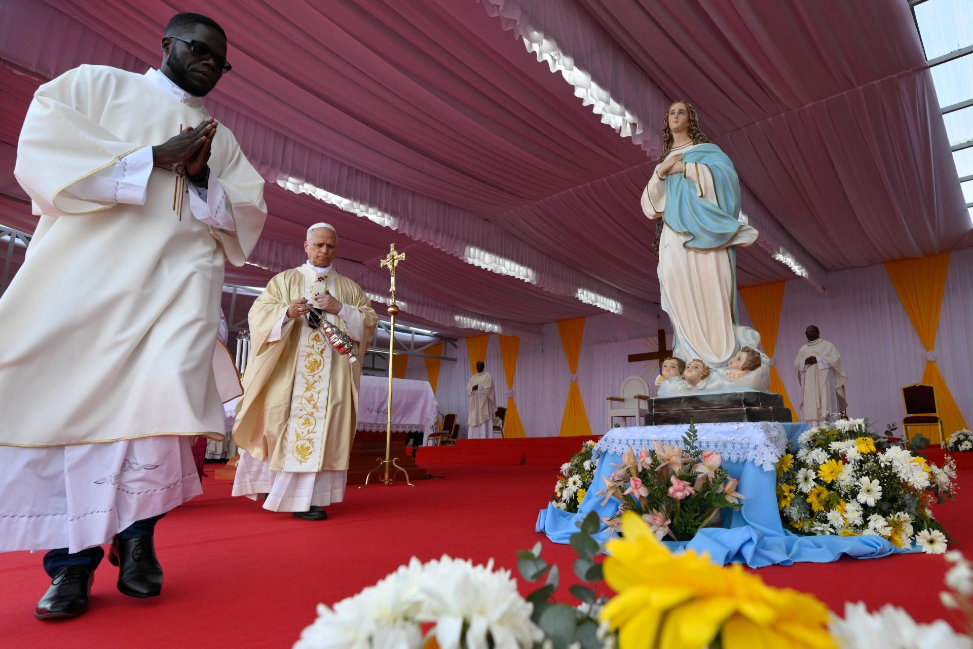 Pope Leo XIV urges faithful in Angola to follow the Risen Christ during Mass in Saurimo